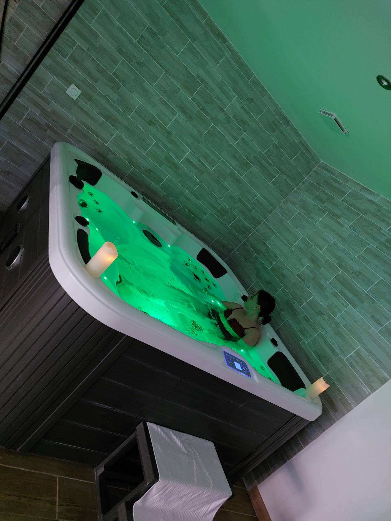 Intérieur chaleureux du spa avec jacuzzi illuminé