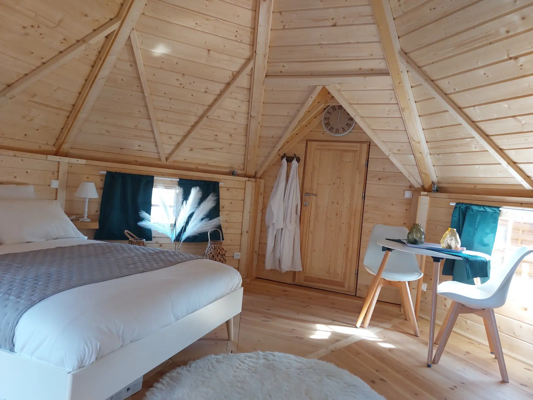 Kota finlandais en bois avec bain nordique extérieur