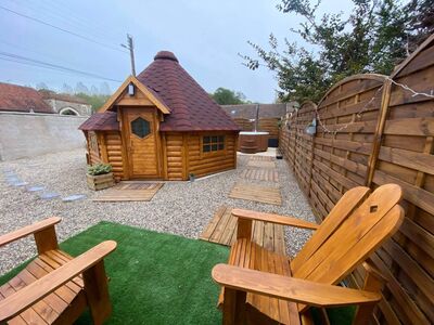 Kota finlandais en bois avec bain nordique et salon de jardin