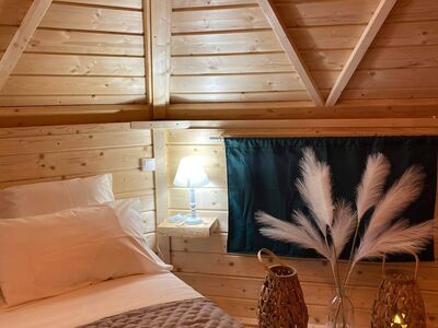 Intérieur cosy du kota finlandais avec lit et décoration chaleureuse
