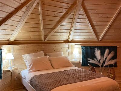 Intérieur chaleureux du kota finlandais avec lit double en bois