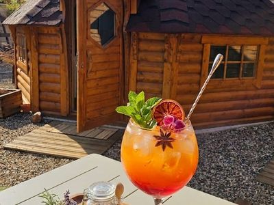 Cocktail sur table avec le Kota finlandais en arrière-plan
