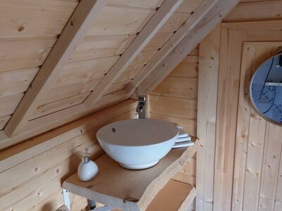 Salle d'eau en bois avec vasque du kota finlandais