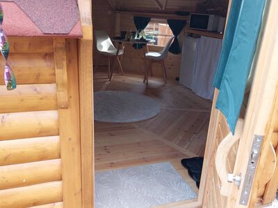 Intérieur chaleureux du kota finlandais en bois avec coin repas
