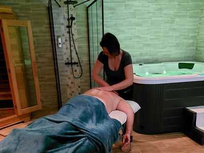 Massage relaxant dans un spa avec jacuzzi et sauna
