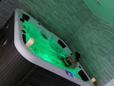 Relaxation dans un jacuzzi avec éclairage d'ambiance