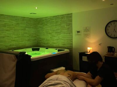 Séance de massage dans un spa avec jacuzzi illuminé