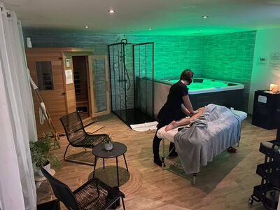 Spa avec massage, jacuzzi éclairé et sauna