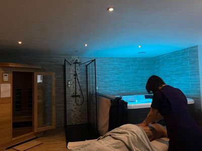 Massage relaxant dans un spa avec jacuzzi et sauna