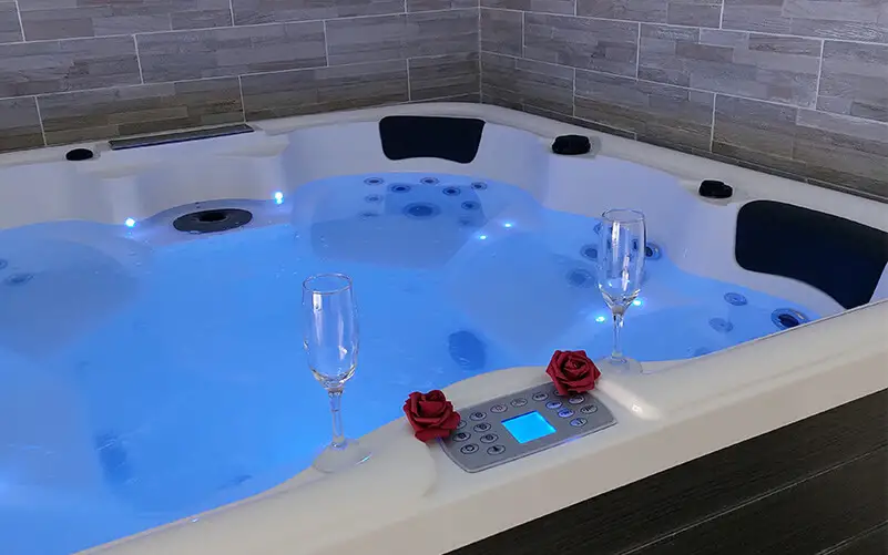 Spa privatif avec jacuzzi et éclairage tamisé