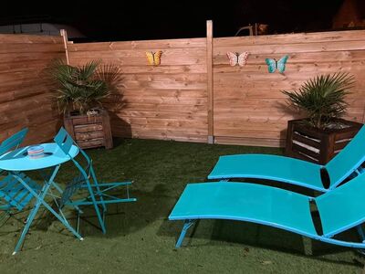 Espace détente du spa avec transats turquoise et jardin privatif