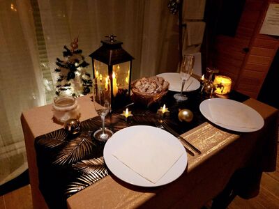 Table romantique aux chandelles avec décoration de Noël en spa