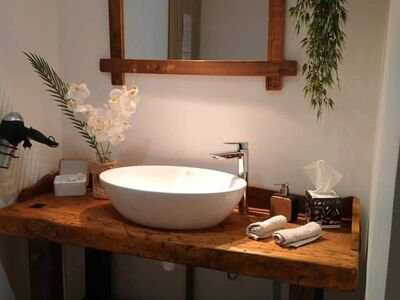 Salle de bain rustique avec vasque blanche et meuble bois