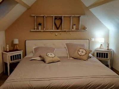 Chambre mansardée cosy avec lit double et décoration champêtre
