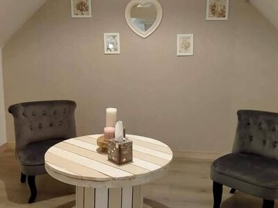 Coin salon cosy avec table touret et fauteuils velours gris