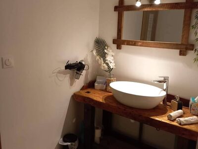 Salle de bain rustique avec vasque blanche et meuble en bois