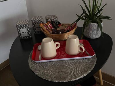 Plateau de bienvenue avec tasses, thé, café et friandises