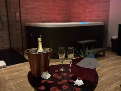 Champagne, pétales de roses et jacuzzi du spa romantique