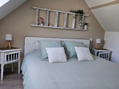 Chambre sous combles avec lit king-size et décoration cosy
