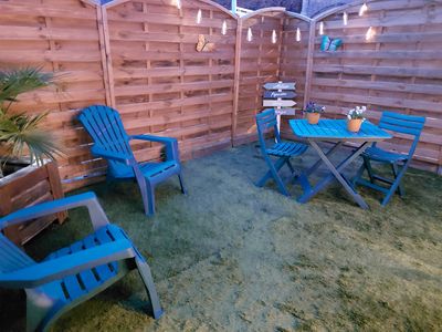 Terrasse privée en soirée avec guirlandes lumineuses