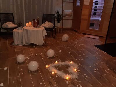 Spa privatif romantique avec bougies, pétales et sauna