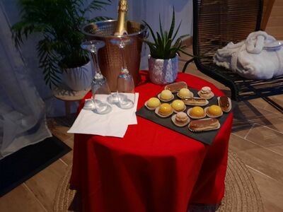 Champagne et plateau de pâtisseries du spa privatif